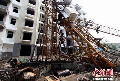 塔吊碰建筑物拆不下来（塔吊拆不下来怎么办）-图1